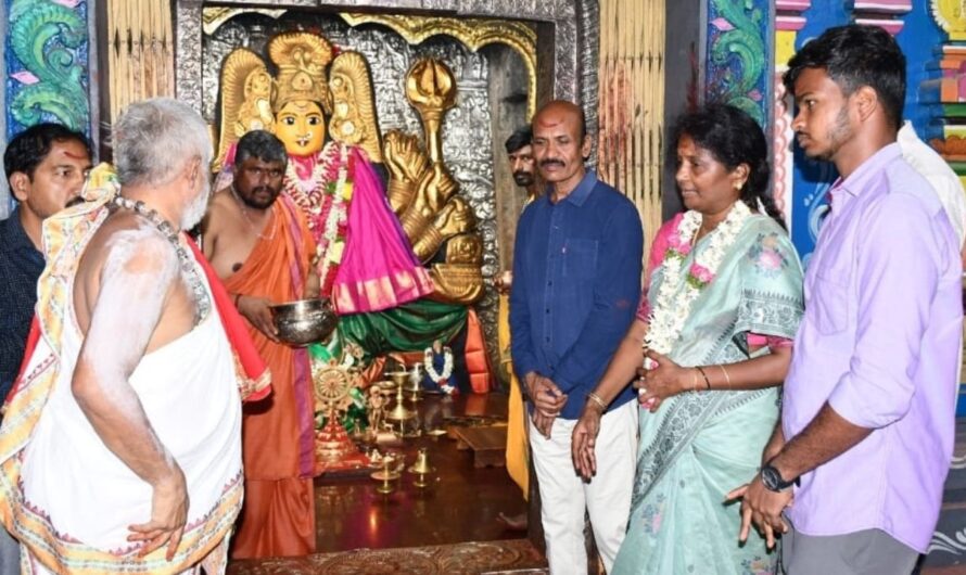 Temple : భద్రకాళి అమ్మవారిని దర్శించిన హైకోర్టు న్యాయమూర్తి