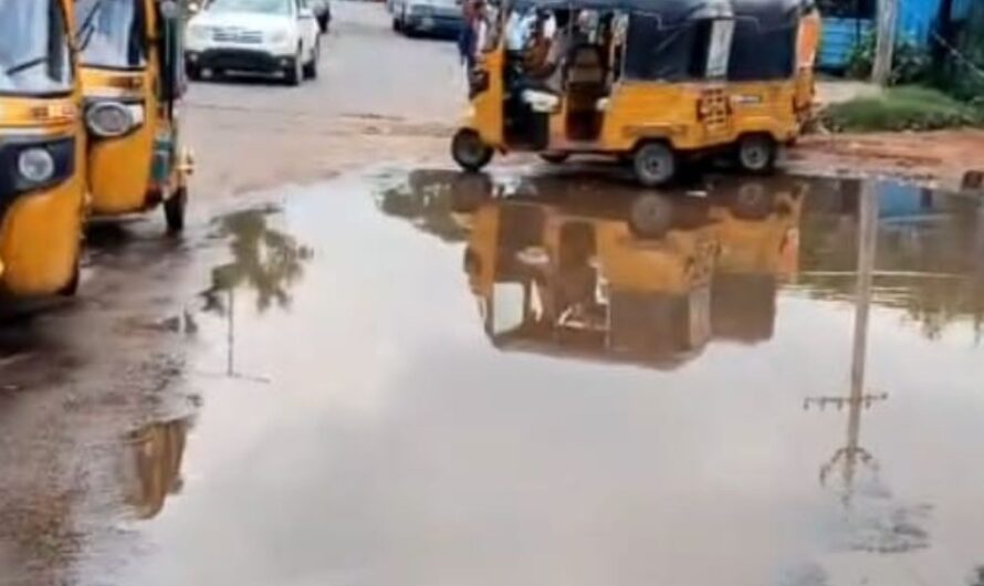 Warangal : ములుగు రోడ్డు జంక్షన్‌లో గుంత.. నిలిచిన నీరు!
