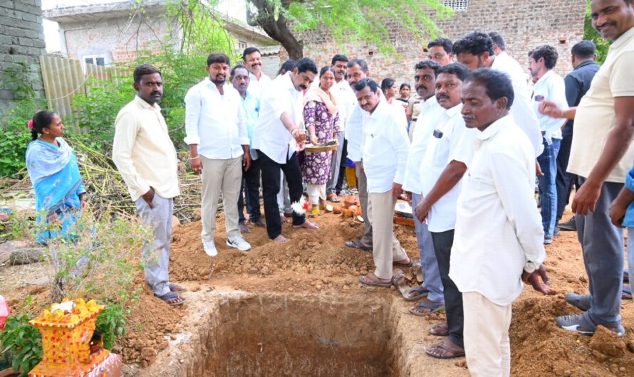 Indiramma Illu : ఇందిరమ్మ ఇండ్లకు భూమి పూజ చేసి ముగ్గు పోసిన ఎమ్మెల్యే కేఆర్ నాగరాజు