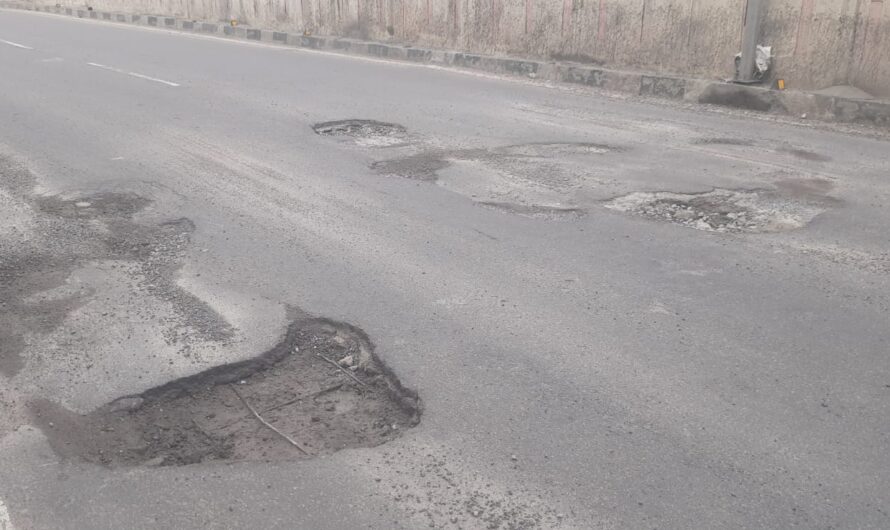 Warangal Roads : వరంగల్ బట్టల బజార్ బ్రిడ్జ్ పై గుంతలున్నాయి జర జాగ్రత్త..!