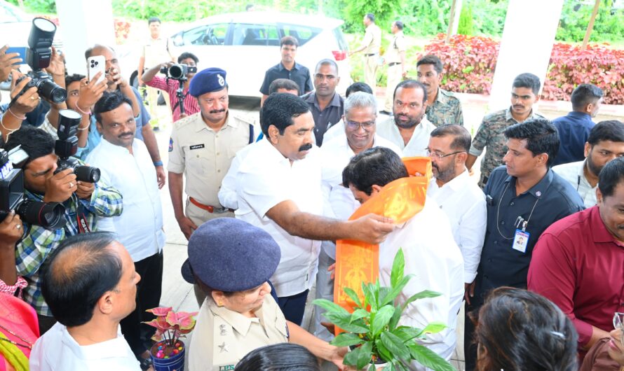 Hanumakonda : రెండు పడకల గదుల లబ్ధిదారులకు పట్టాలు పంపిణీ