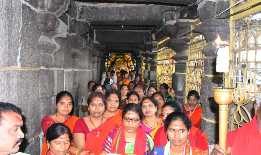 Kakatiya Capital : అమ్మవారిని మహాలక్ష్మి గా అలంకరించి పూజారాధనలు