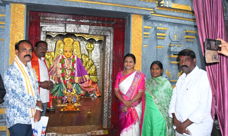 Warangal Temples : భద్రకాళి అమ్మవారిని దర్శించుకున్నటీవీ యాంకర్ సుమ
